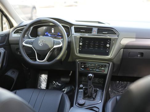 Certified 2024 Volkswagen Tiguan SE w/ Panoramic Sunroof Package AWD/4WD image 26