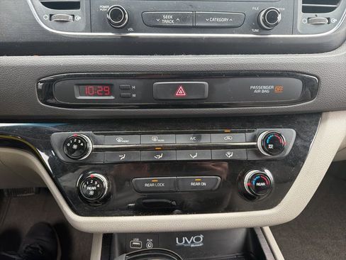 Used 2016 Kia Sedona LX w/ LX Convenience Package image 19