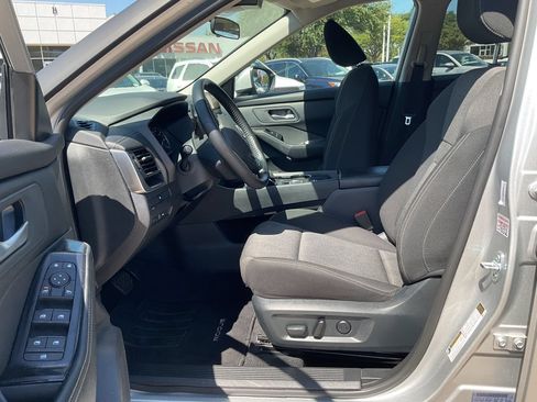Used 2025 Nissan Rogue SV FWD image 8