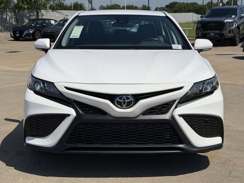 Used 2024 Toyota Camry SE FWD image 3