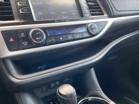 Used 2017 Toyota Highlander SE AWD/4WD image 34