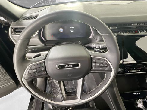 Used 2023 Jeep Grand Cherokee Altitude AWD/4WD image 11