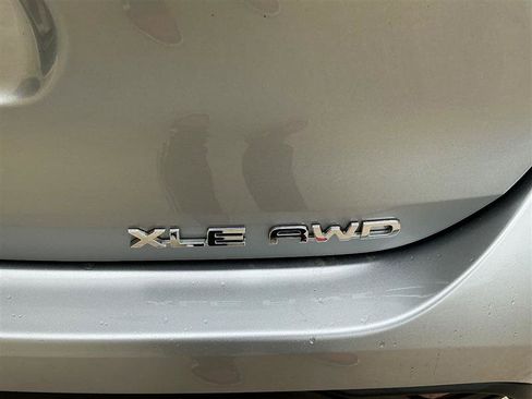 Used 2020 Toyota Highlander XLE AWD/4WD image 21