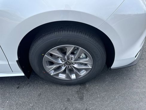 New 2025 Toyota Sienna XLE image 10