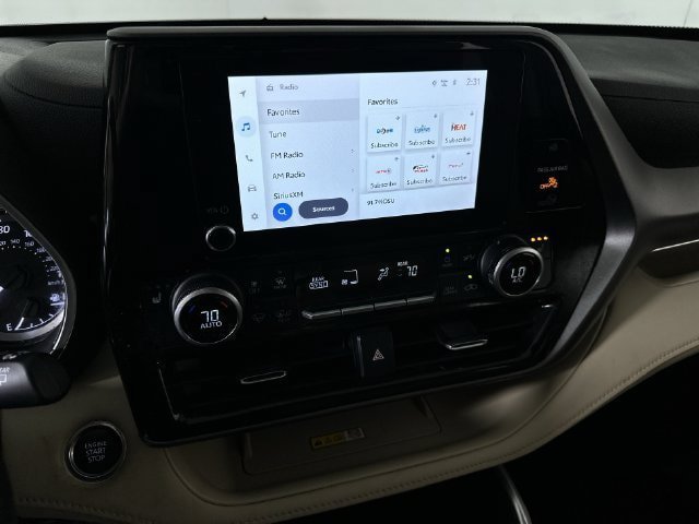 Used 2024 Toyota Highlander XLE AWD/4WD image 13