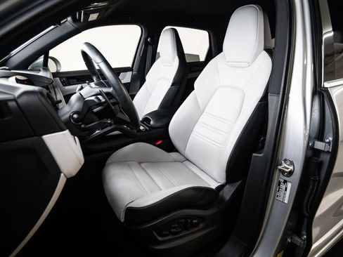 Certified 2025 Porsche Cayenne E-Hybrid AWD/4WD image 5