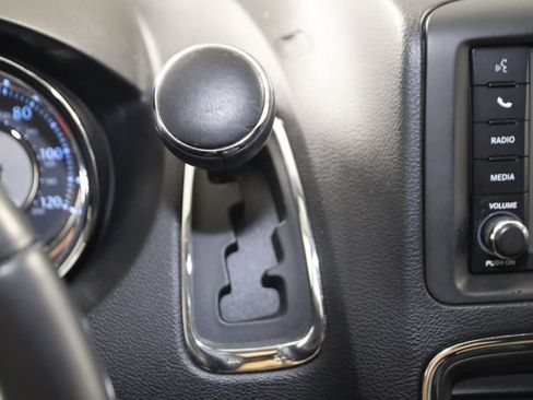 Used 2013 Chrysler Town & Country Touring FWD image 7