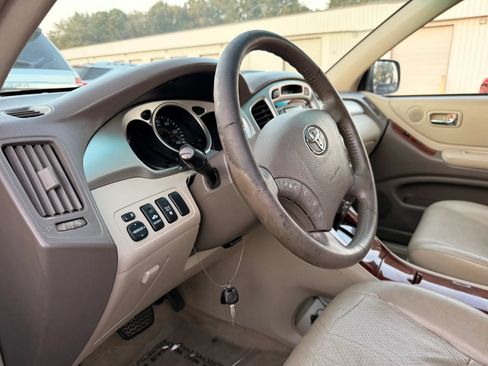 Used 2005 Toyota Highlander Limited w/ Leather Trim Pkg AWD/4WD image 17