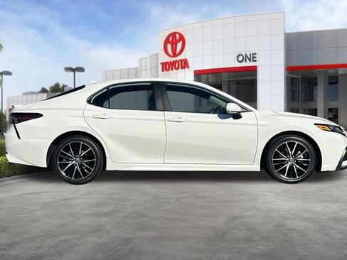 Used 2024 Toyota Camry SE image 3