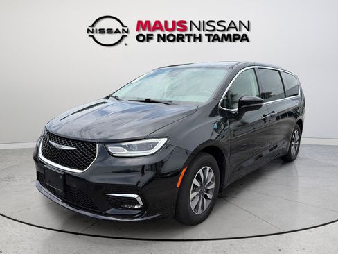 Used 2024 Chrysler Pacifica Limited FWD image 3