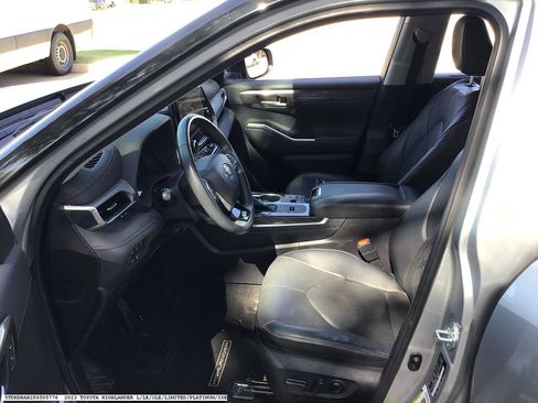 Used 2023 Toyota Highlander Platinum FWD image 8