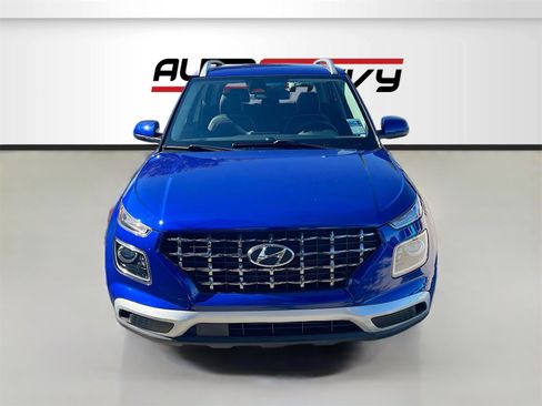 Used 2024 Hyundai Venue Limited image 2