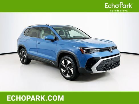 Used 2025 Volkswagen Taos SE AWD/4WD image 1