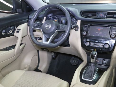 Used 2020 Nissan Rogue SV image 4