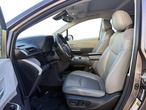 Used 2022 Toyota Sienna XLE FWD image 10