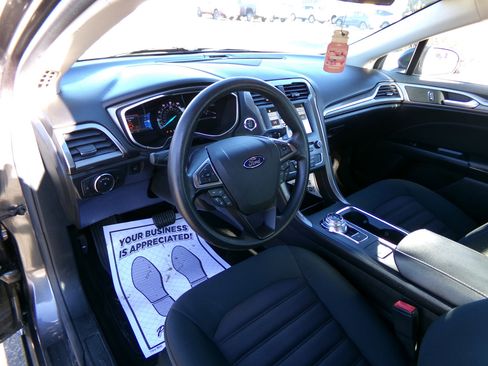 Used 2017 Ford Fusion SE w/ Fusion SE Technology Package image 10