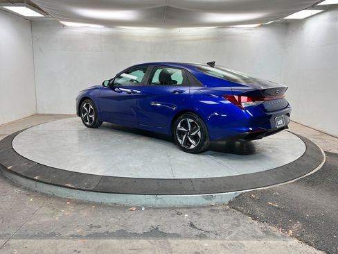 Used 2023 Hyundai Elantra SEL w/ Convenience Package image 3