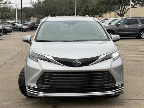 Certified 2024 Toyota Sienna XLE image 2
