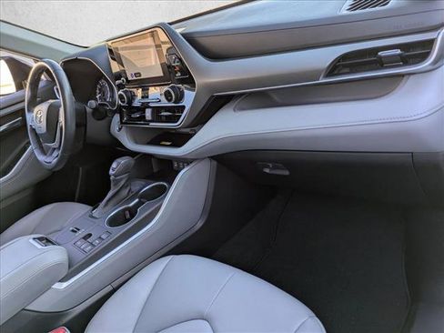 Used 2023 Toyota Highlander XLE image 24
