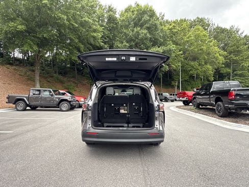 Used 2024 Toyota Sienna XLE w/ XLE Plus Package FWD image 27