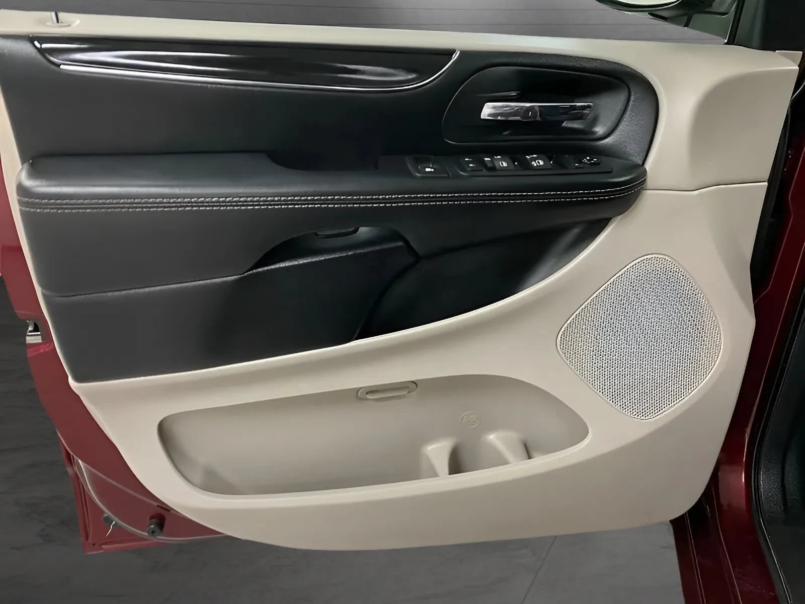 Used 2019 Dodge Grand Caravan SXT FWD image 9