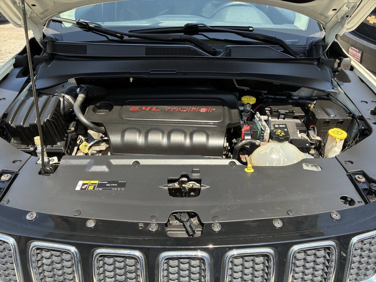 Used 2018 Jeep Compass Latitude w/ Safe & Security Group AWD/4WD image 32