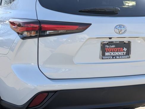 Used 2024 Toyota Highlander LE image 9