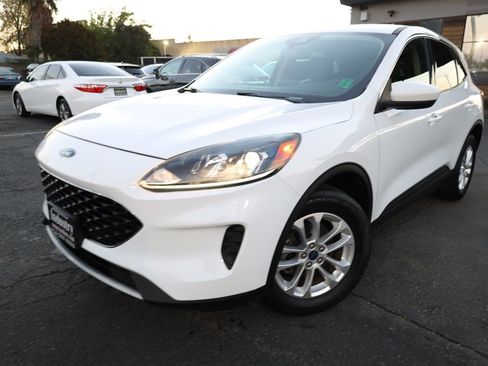 Used 2020 Ford Escape SE image 2