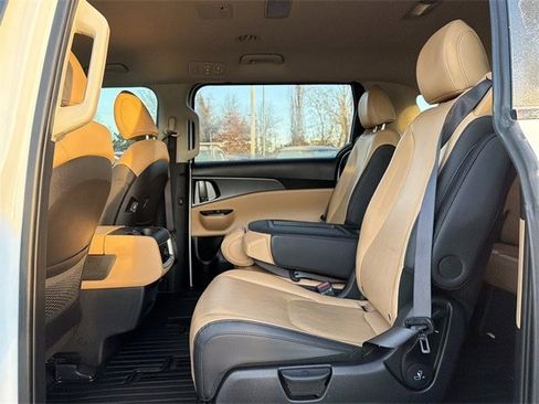 Used 2024 Kia Carnival LX image 11