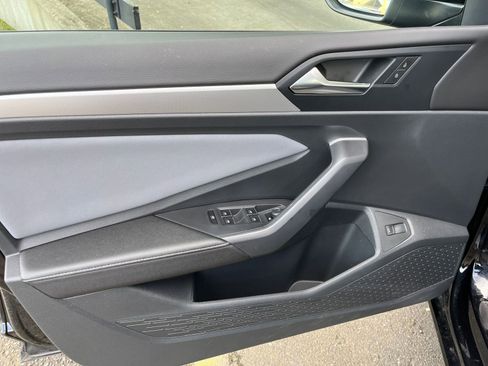 Used 2025 Volkswagen Jetta SE image 18