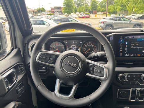 Used 2025 Jeep Wrangler Unlimited Sahara AWD/4WD image 35