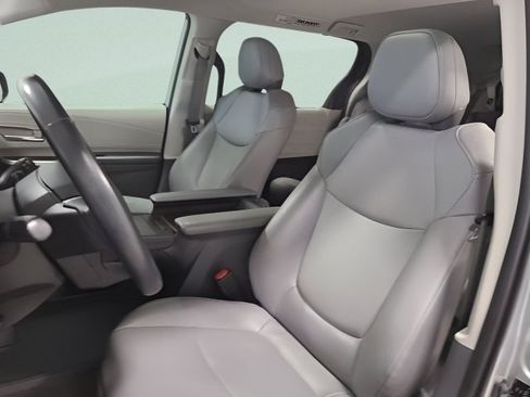 Used 2021 Toyota Sienna XLE FWD image 21