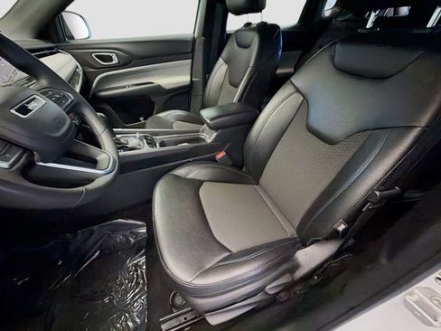 Used 2024 Jeep Compass Latitude image 11