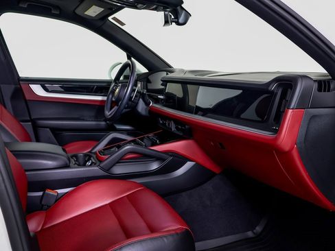 Certified 2024 Porsche Cayenne S image 7