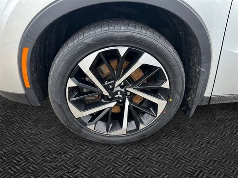Used 2023 Mitsubishi Outlander SE image 11