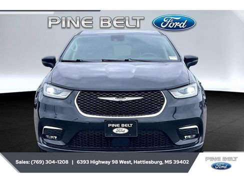 Used 2023 Chrysler Pacifica Touring-L FWD image 3