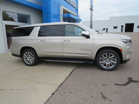 Used 2021 Chevrolet Suburban Premier w/ Premium Package AWD/4WD image 17