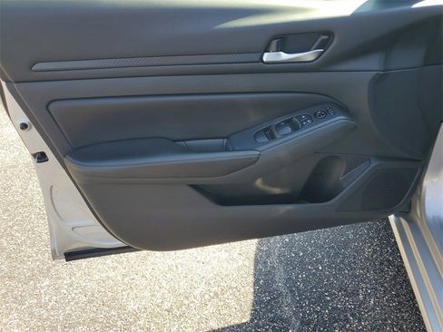 Used 2024 Nissan Altima 2.5 SV image 8