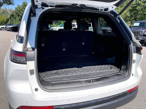 Used 2025 Jeep Grand Cherokee Altitude AWD/4WD image 34