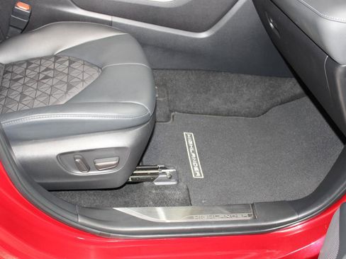 Used 2024 Toyota Highlander XLE image 19