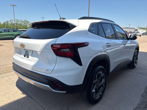 Used 2025 Chevrolet Trax LT FWD image 8