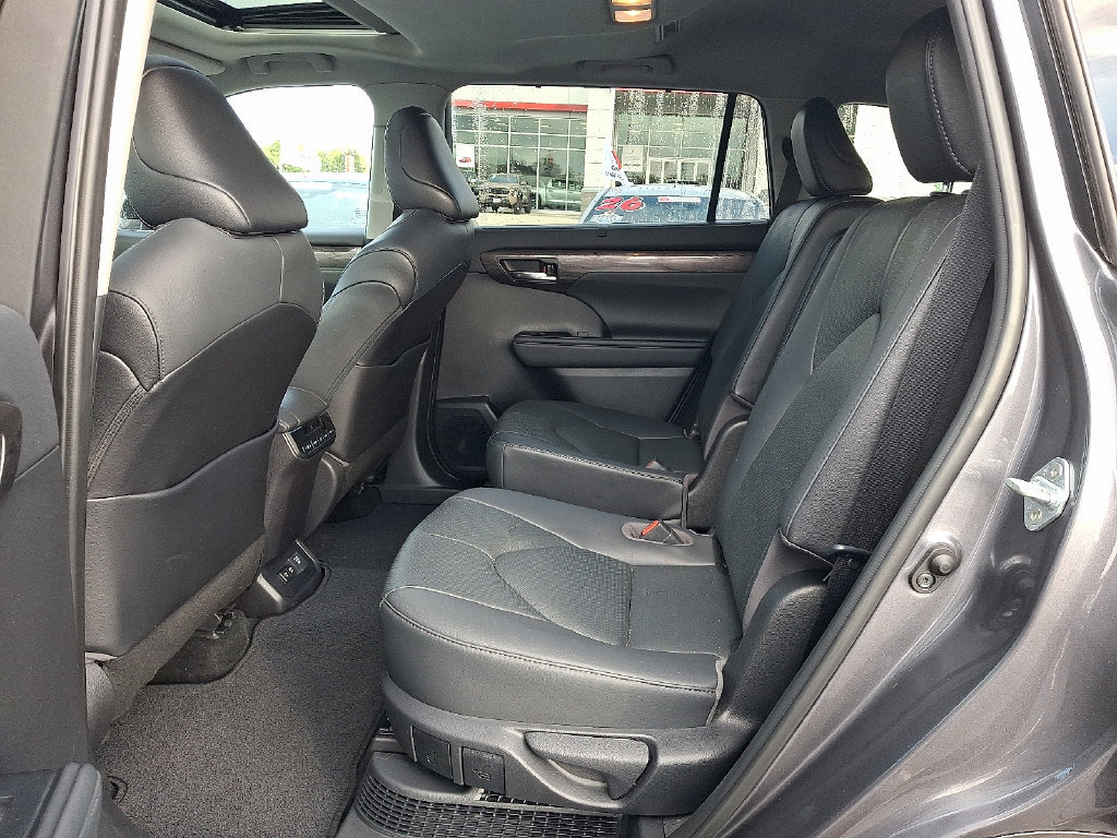 Certified 2021 Toyota Highlander Limited AWD/4WD image 10