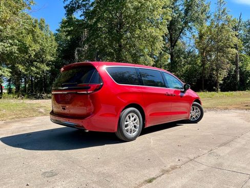 New 2026 Chrysler Pacifica Select image 5