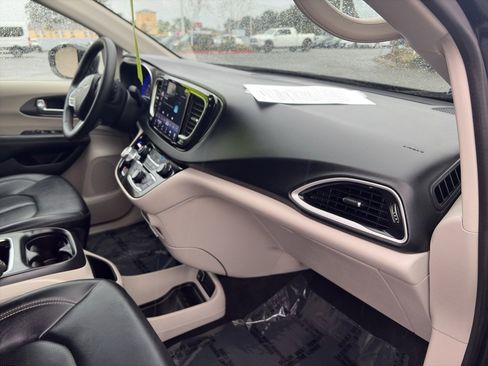 Used 2024 Chrysler Pacifica Touring-L image 24