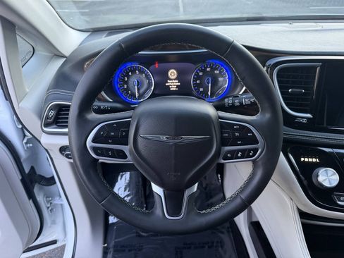 Used 2022 Chrysler Pacifica Limited FWD image 17