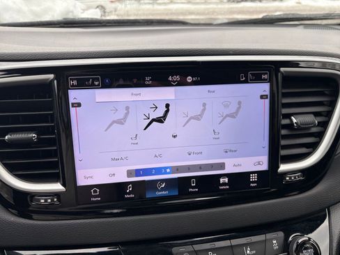 Used 2025 Chrysler Pacifica Select image 21