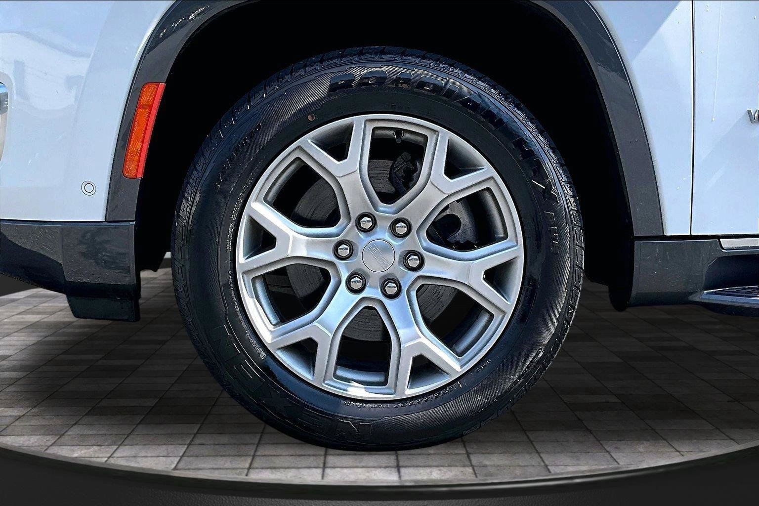 Certified 2022 Jeep Wagoneer Series II AWD/4WD image 9