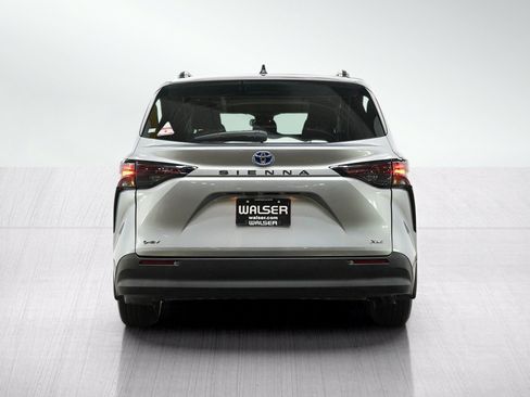 Used 2025 Toyota Sienna FWD image 4