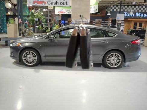 Used 2016 Ford Fusion SE w/ Equipment Group 202A FWD image 4