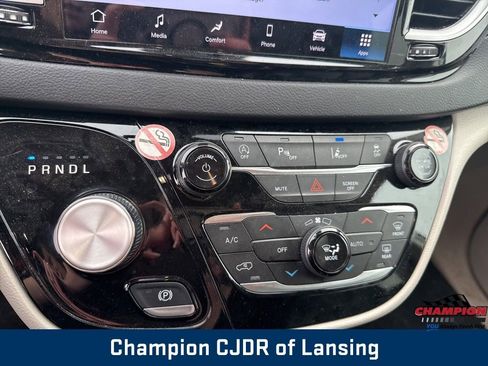 Used 2024 Chrysler Pacifica Touring-L image 29